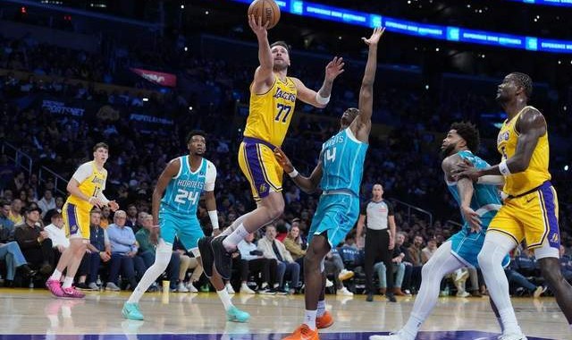 狂轰81分爆大冷！鱼腩三人组打爆湖人，詹姆斯29+9+6扭头就走