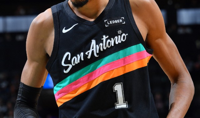 王者归来取大胜！光头文班22+10完压字母 膝盖被撞后5记三分超准