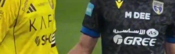 世界杯官方直播软件下载-C罗与贴防他的后卫发生口角，厉声告诉对方：别碰我