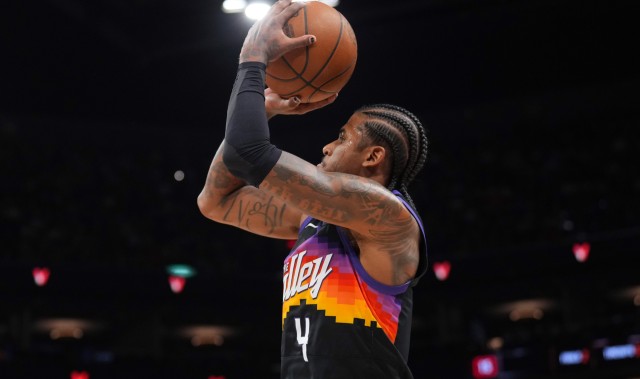 世界杯官方直播软件下载-布克：杰伦·格林开场为我们定下比赛基调 直接拉开了场上空间