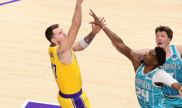 世界杯官方直播软件下载-爆冷！湖人18分惨败鱼腩黄蜂，东契奇39分，球队有三个问题难解决